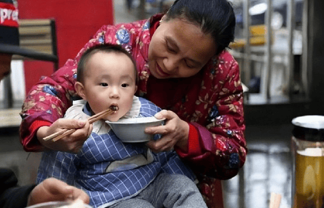 B&agrave; nhường miếng ngon cho ch&aacute;u , b&agrave;i học q&uacute;y gi&aacute; cho c&aacute;c bậc phụ huynh năm 2026 - Ảnh 2.