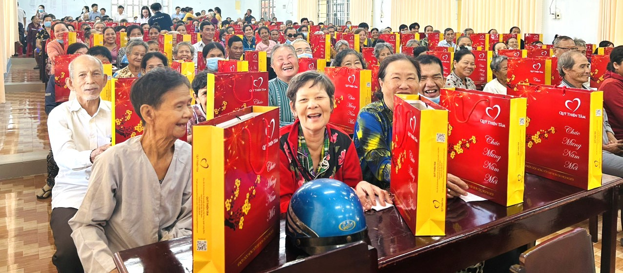 Những suất quà Tết yêu thương mang tới mùa Tết ấm no cho những mảnh đời khó khăn.