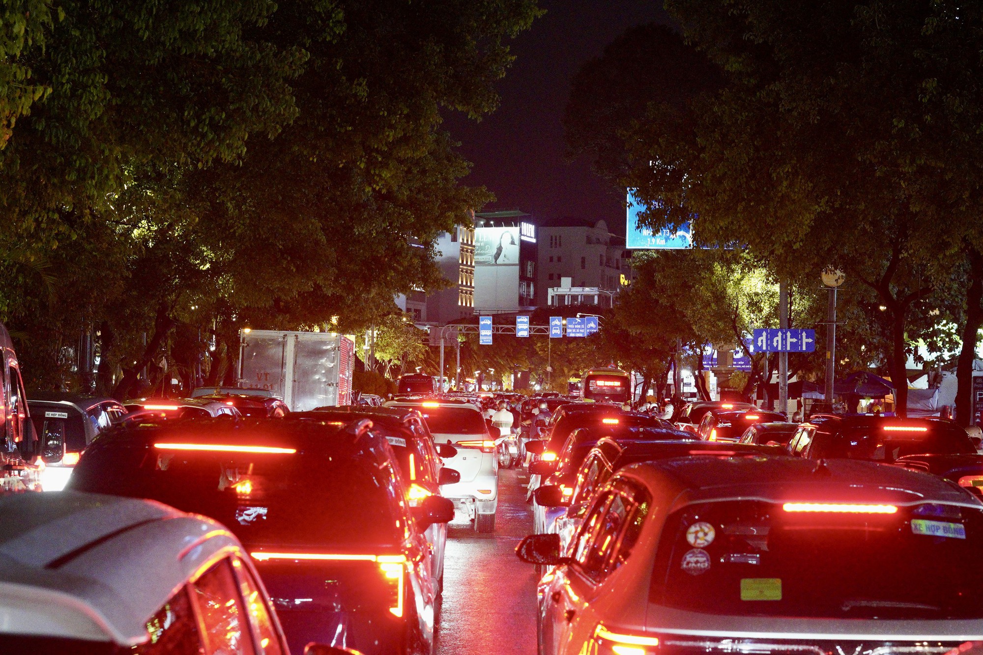 Ùn tắc giao thông nghiêm trọng tại TPHCM trong cơn mưa lớn chiều 1 / 10 - Ảnh 15. Ùn tắc giao thông nghiêm trọng tại TPHCM trong cơn mưa lớn chiều 1 / 10 - Ảnh 15.