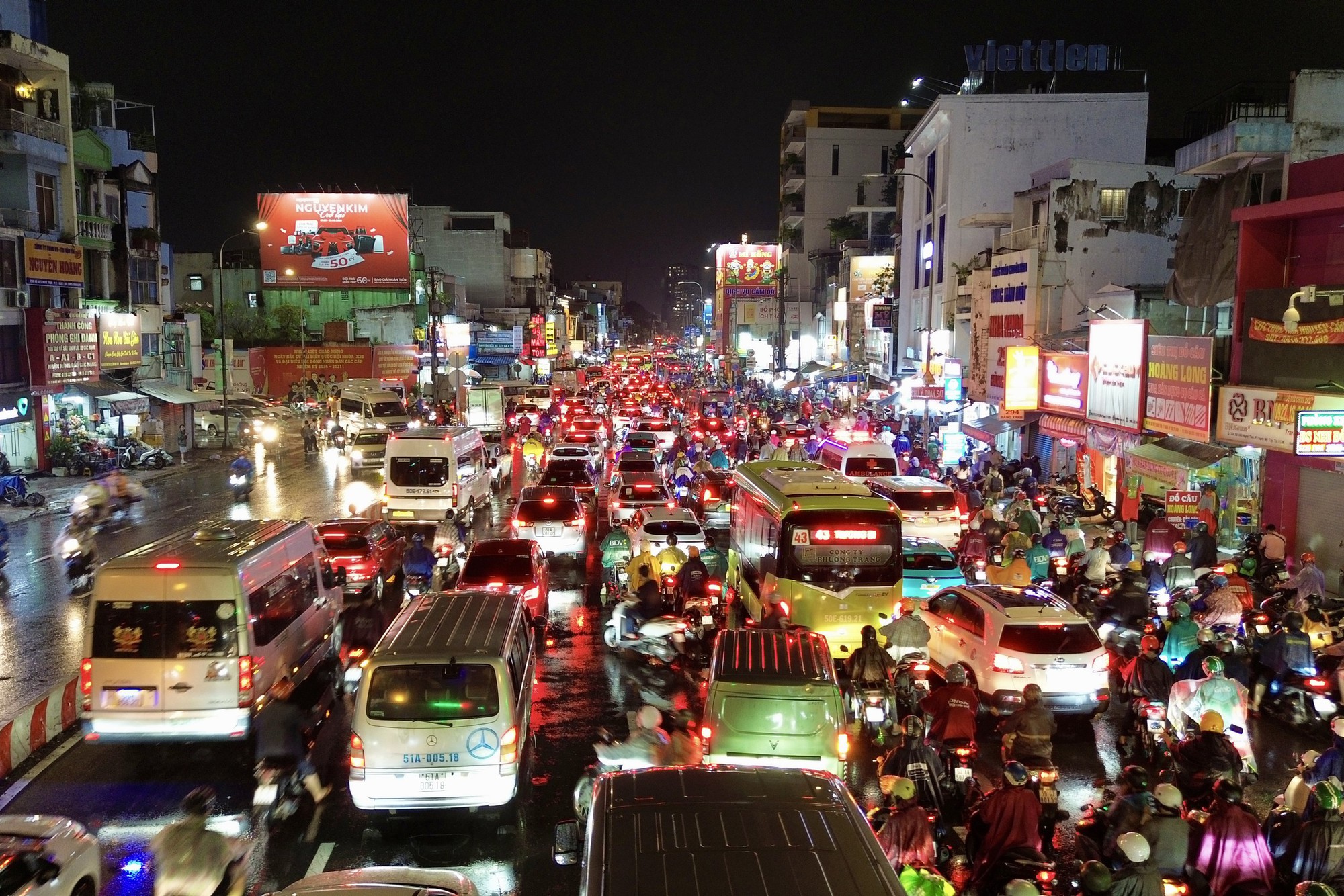 Ùn tắc giao thông nghiêm trọng tại TPHCM trong cơn mưa lớn chiều 1 / 10 - Ảnh 16. Ùn tắc giao thông nghiêm trọng tại TPHCM trong cơn mưa lớn chiều 1 / 10 - Ảnh 16.