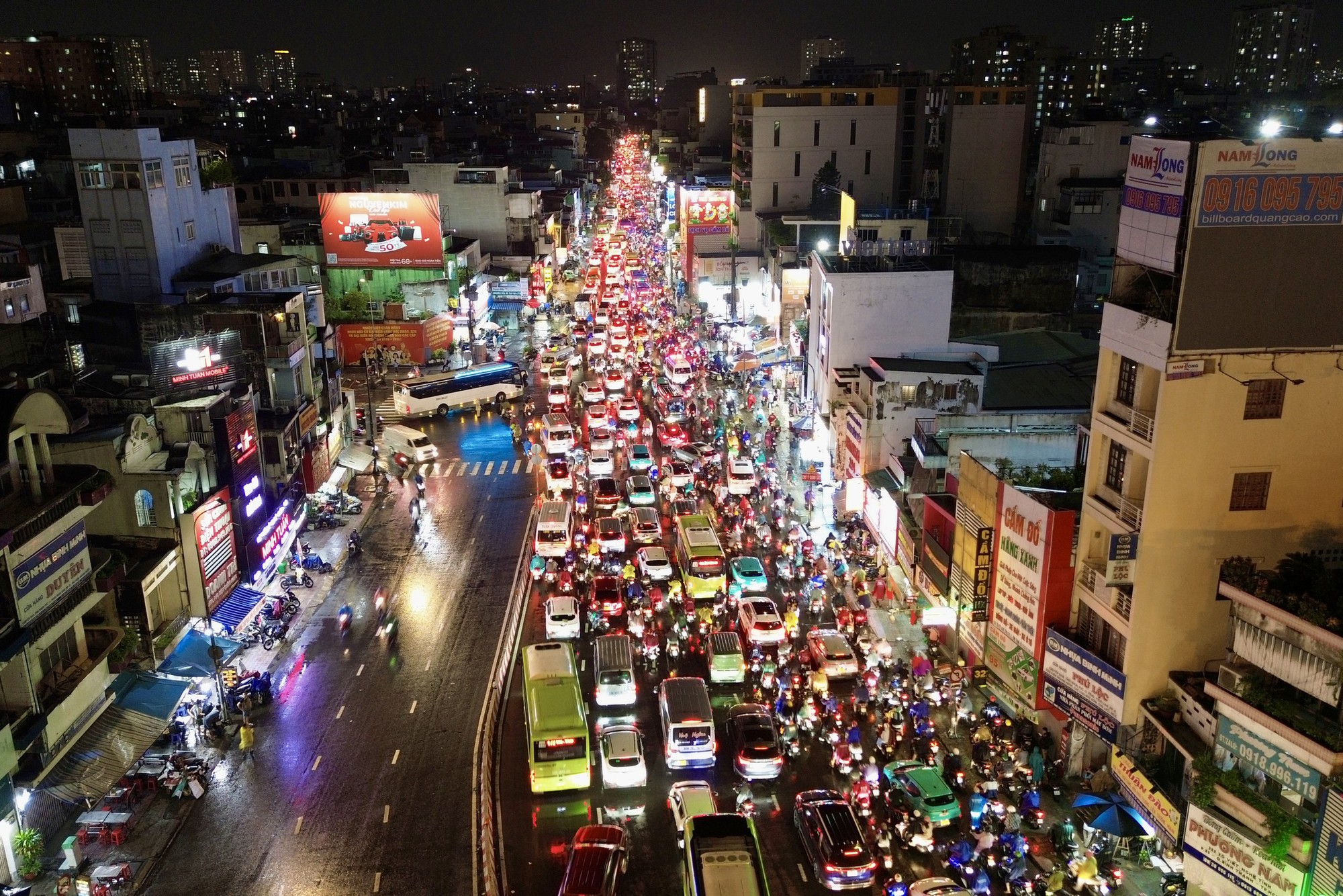 Ùn tắc giao thông nghiêm trọng tại TPHCM trong cơn mưa lớn chiều 1 / 10 - Ảnh 17. Ùn tắc giao thông nghiêm trọng tại TPHCM trong cơn mưa lớn chiều 1 / 10 - Ảnh 17.