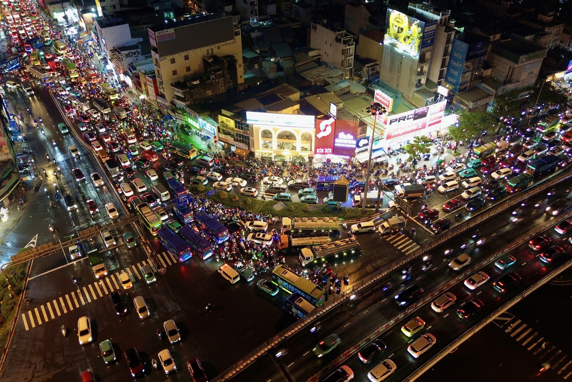Ùn tắc giao thông nghiêm trọng tại TPHCM trong cơn mưa lớn chiều 1 / 10 - Ảnh 20. Ùn tắc giao thông nghiêm trọng tại TPHCM trong cơn mưa lớn chiều 1 / 10 - Ảnh 20.