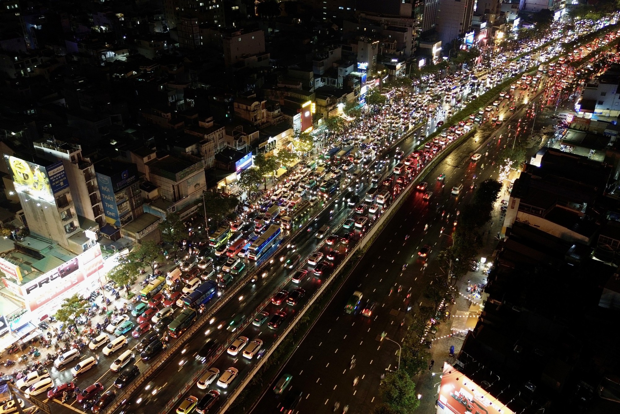 Ùn tắc giao thông nghiêm trọng tại TPHCM trong cơn mưa lớn chiều 1 / 10 - Ảnh 21. Ùn tắc giao thông nghiêm trọng tại TPHCM trong cơn mưa lớn chiều 1 / 10 - Ảnh 21.