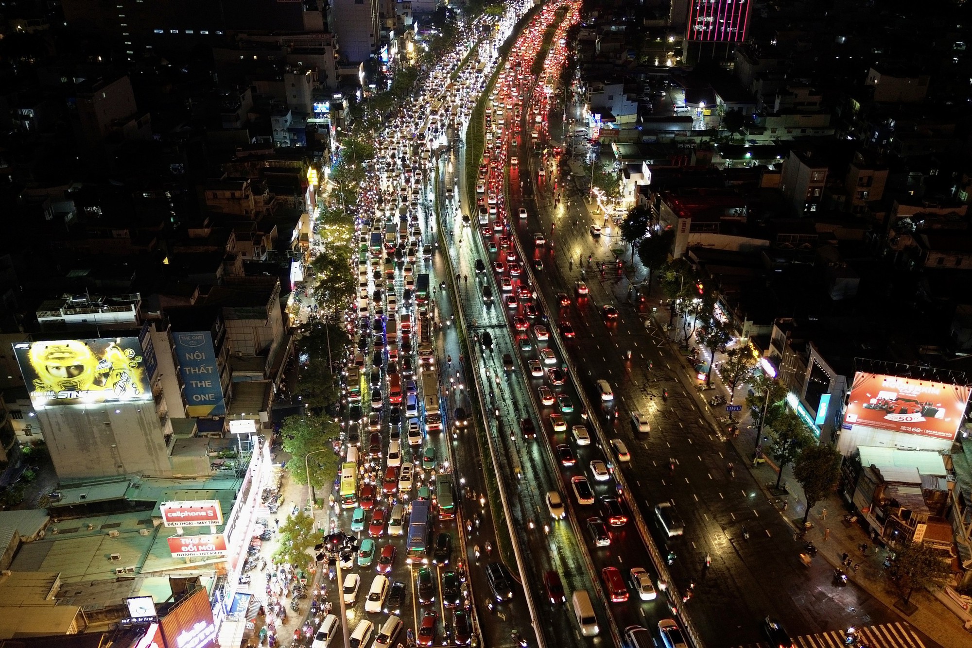 Ùn tắc giao thông nghiêm trọng tại TPHCM trong cơn mưa lớn chiều 1 / 10 - Ảnh 22. Ùn tắc giao thông nghiêm trọng tại TPHCM trong cơn mưa lớn chiều 1 / 10 - Ảnh 22.
