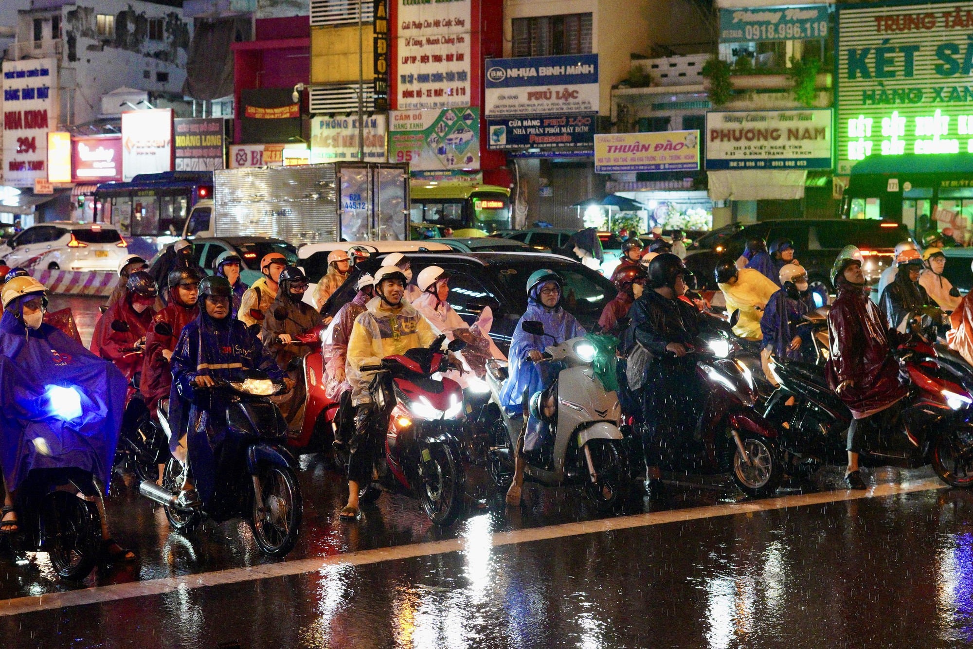 Ùn tắc giao thông nghiêm trọng tại TPHCM trong cơn mưa lớn chiều 1 / 10 - Ảnh 23. Ùn tắc giao thông nghiêm trọng tại TPHCM trong cơn mưa lớn chiều 1 / 10 - Ảnh 23.