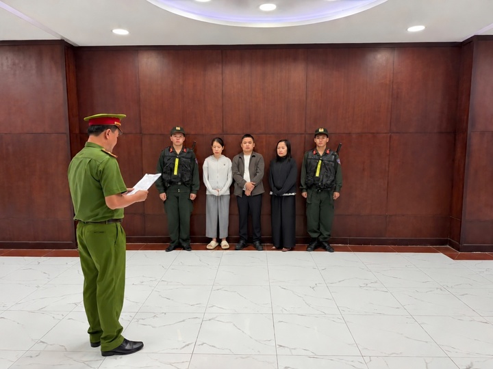 Khởi tố Ng&acirc;n 98 v&agrave; đồng phạm trong vụ bu&ocirc;n b&aacute;n thực phẩm giảm c&acirc;n chứa chất cấm - Ảnh 1.