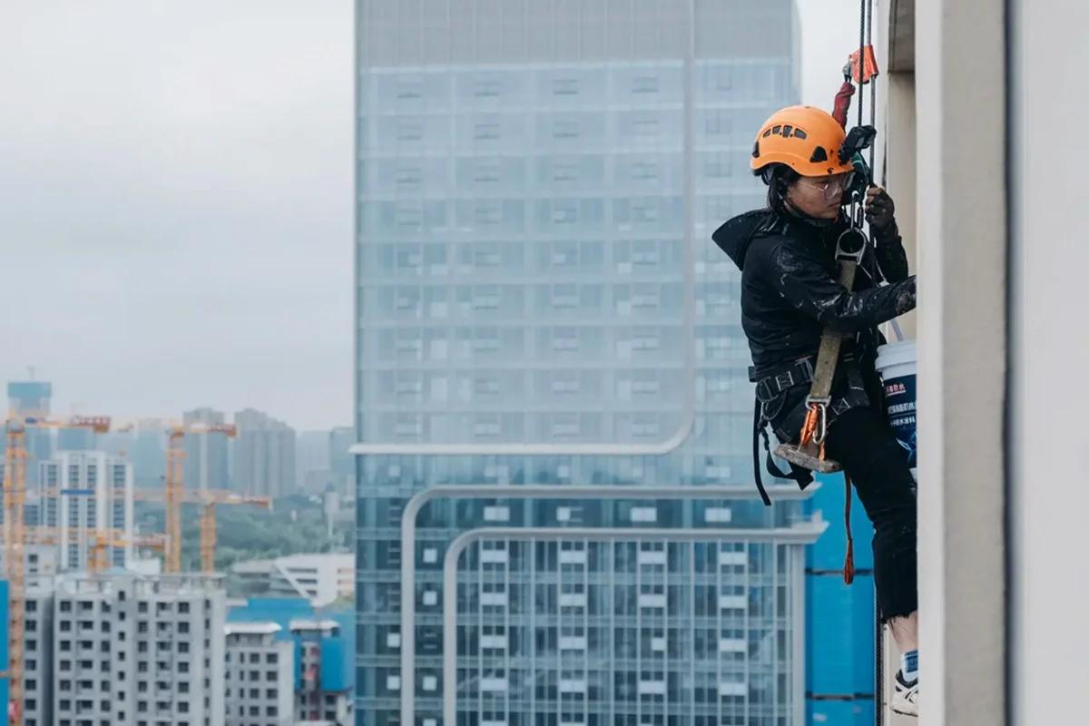Mẹ đơn th&acirc;n đu d&acirc;y tr&ecirc;n cao kiếm tiền chữa bệnh cho con bại n&atilde;o - Ảnh 4.