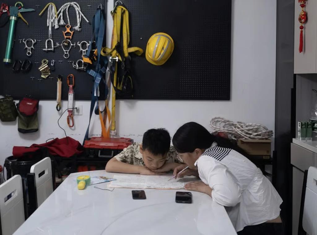Mẹ đơn th&acirc;n đu d&acirc;y tr&ecirc;n cao kiếm tiền chữa bệnh cho con bại n&atilde;o - Ảnh 5.