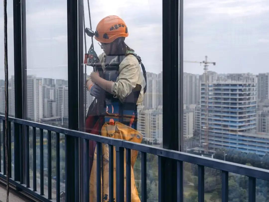 Mẹ đơn th&acirc;n đu d&acirc;y tr&ecirc;n cao kiếm tiền chữa bệnh cho con bại n&atilde;o - Ảnh 1.