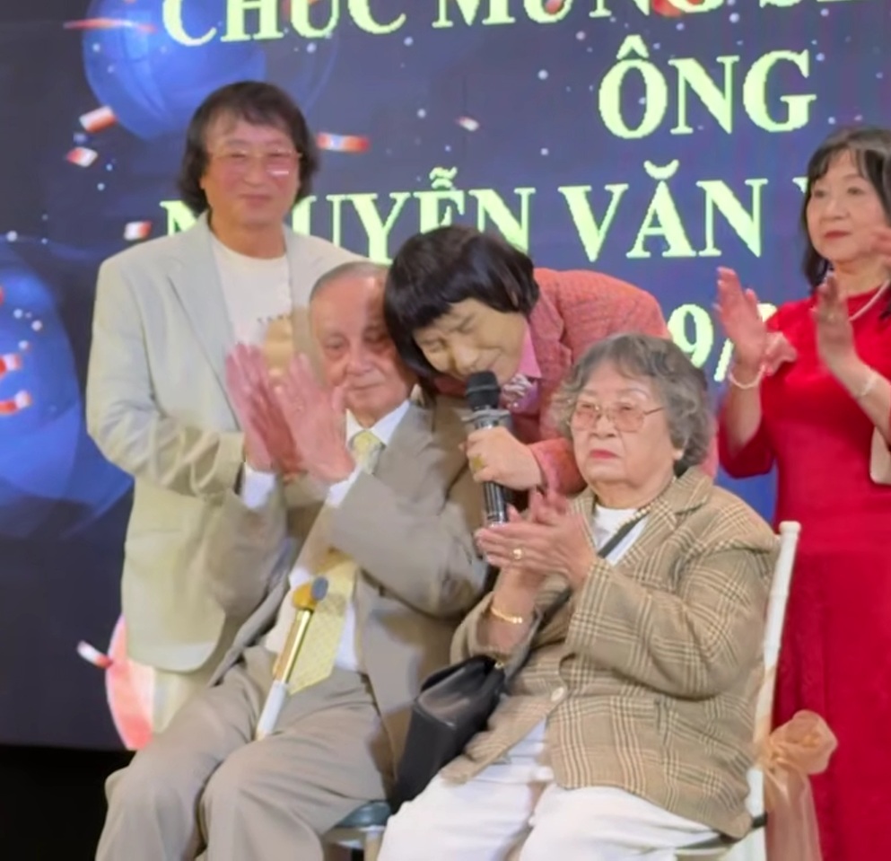 NSND Minh Vương bật kh&oacute;c gục xuống trước cha mẹ U100 trong sinh nhật đầy x&uacute;c động - Ảnh 1.