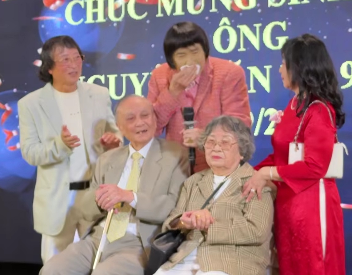 NSND Minh Vương bật kh&oacute;c gục xuống trước cha mẹ U100 trong sinh nhật đầy x&uacute;c động - Ảnh 2.
