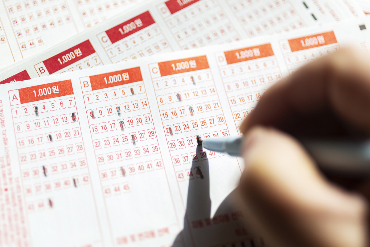 Người đ&agrave;n &ocirc;ng tr&uacute;ng số 1 giải nhất, 4 giải nh&igrave;, nhận tổng cộng 41,5 tỷ đồng - Ảnh 1.