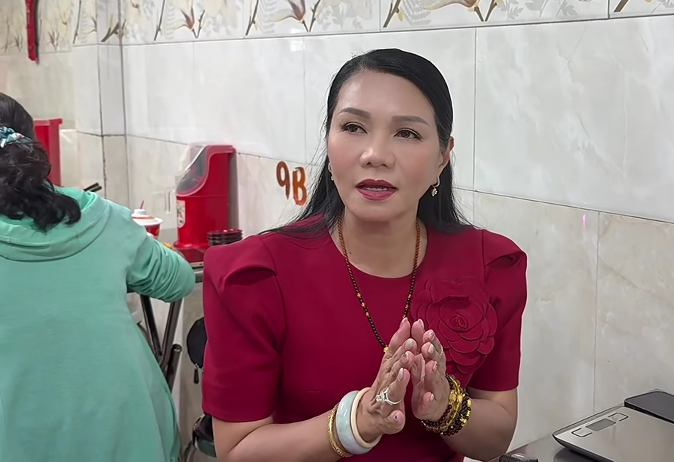 NSƯT Ngọc Huyền từ Mỹ về xin lỗi đồng nghiệp v&agrave; c&uacute;ng Tổ nghề - Ảnh 2.