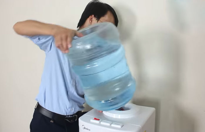 Tất cả người d&acirc;n cần biết 7 sai lầm khi uống nước đ&oacute;ng b&igrave;nh để bảo vệ sức khỏe - Ảnh 4.