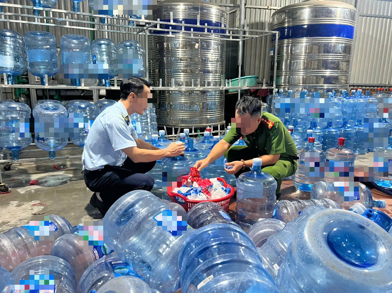 Tất cả người d&acirc;n cần biết 7 sai lầm khi uống nước đ&oacute;ng b&igrave;nh để bảo vệ sức khỏe - Ảnh 1.