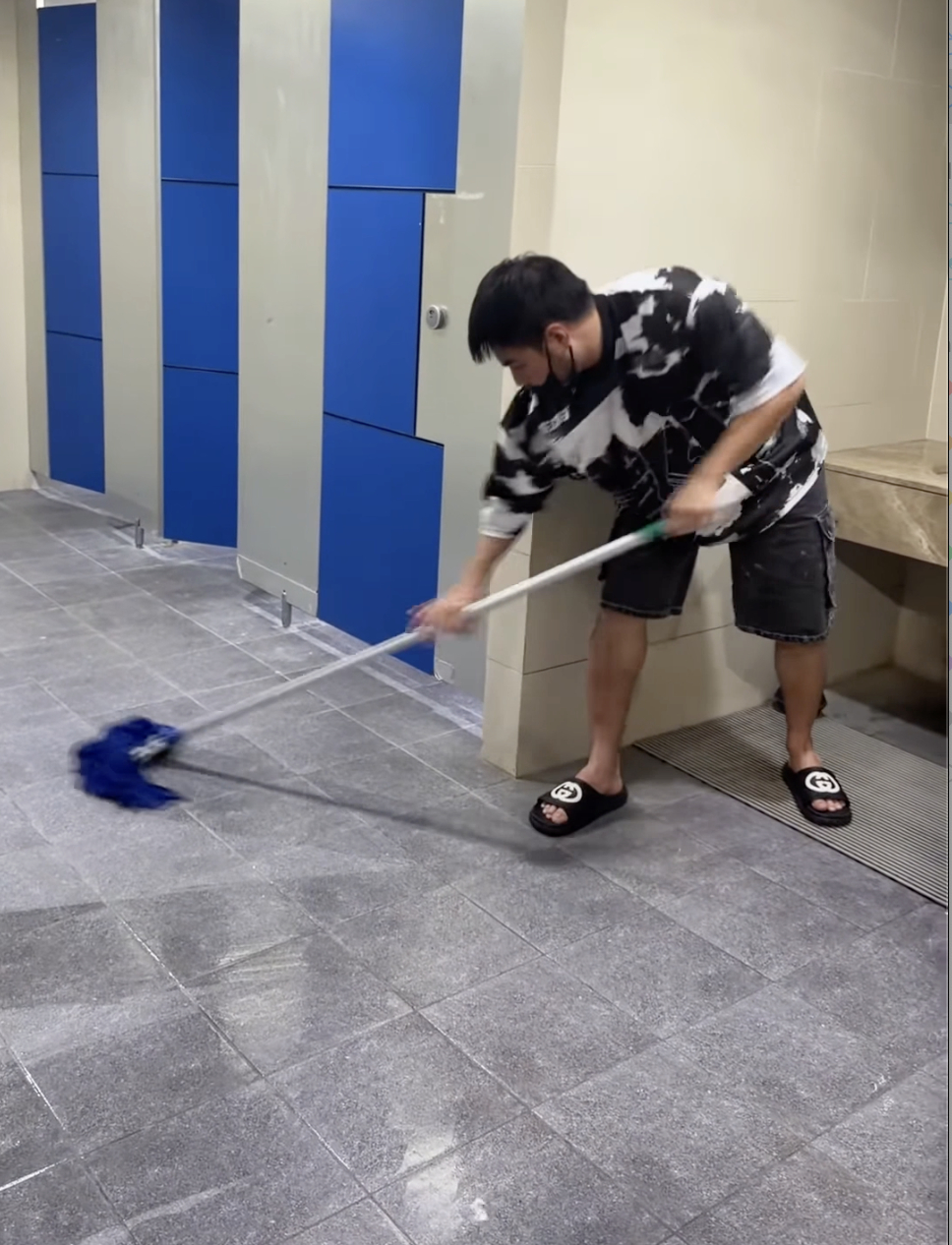 L&ecirc; Dương Bảo L&acirc;m g&acirc;y bất ngờ khi l&agrave;m tạp vụ ở nước ng&ograve;ai giữa cuộc sống bề thế - Ảnh 2.