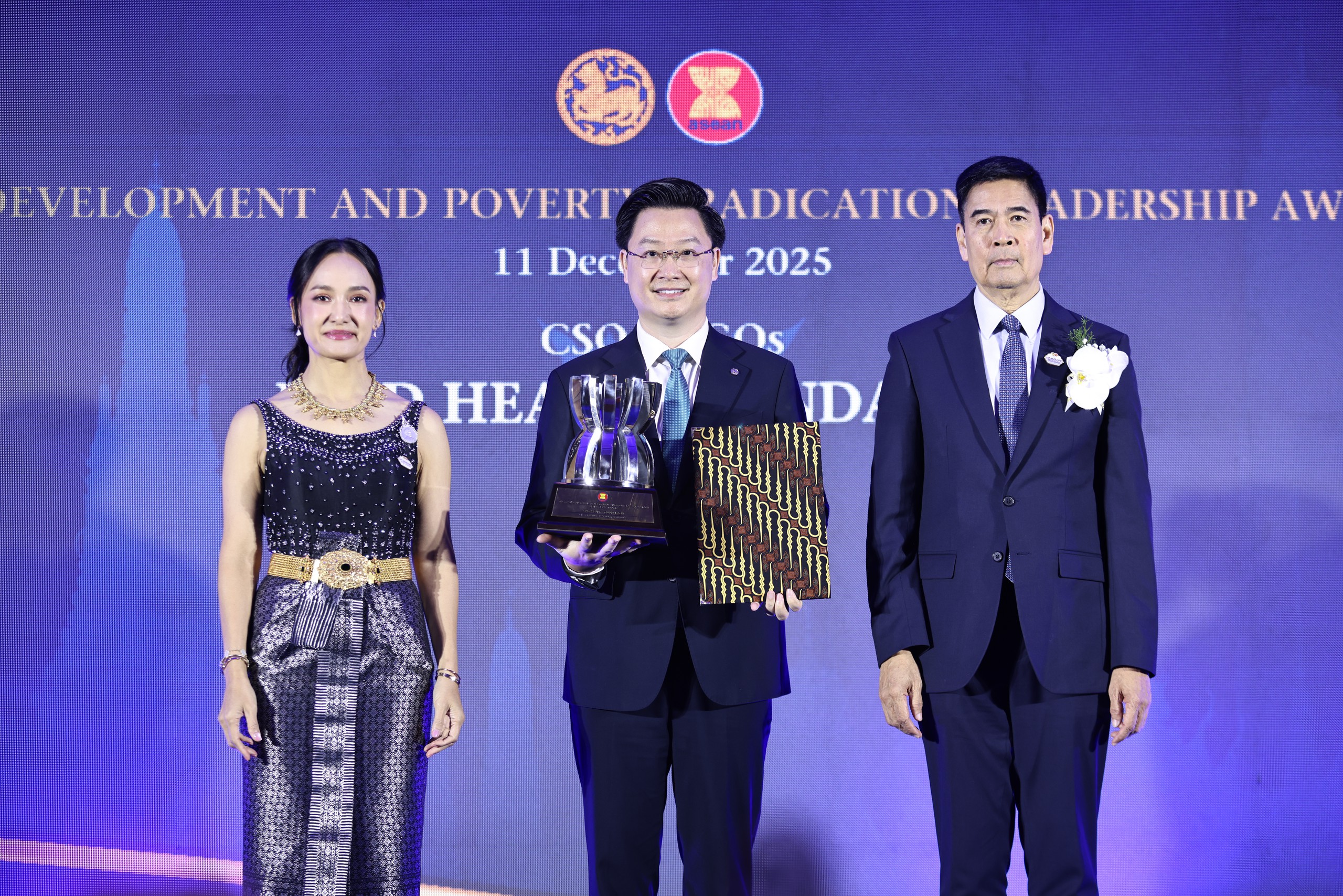 Ông Lý Minh Tuấn nhận giải.