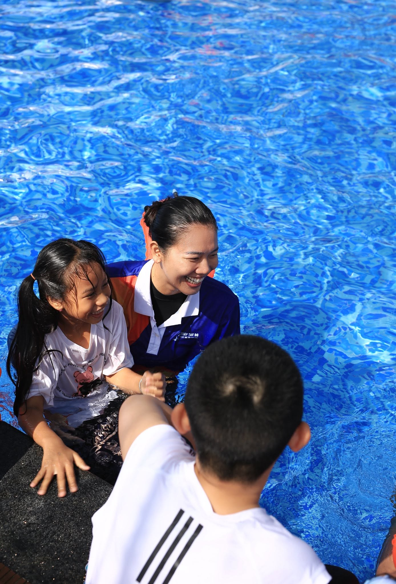 Bất ngờ với nguồn thu nhập của thầy dạy bơi nổi tiếng Nguyễn Thị &Aacute;nh Vi&ecirc;n - Ảnh 3.