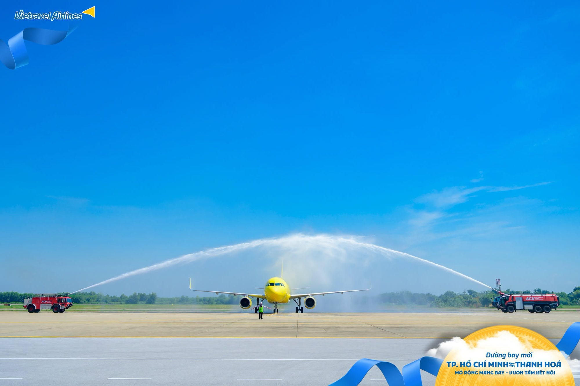 Đ&uacute;ng s&aacute;ng 1/10, chiếc Airbus đặc biệt chở hơn 100 h&agrave;nh kh&aacute;ch hạ c&aacute;nh s&acirc;n bay Thanh H&oacute;a, Gi&aacute;m đốc cảng h&agrave;ng kh&ocirc;ng trực tiếp c&oacute; mặt - Ảnh 1.