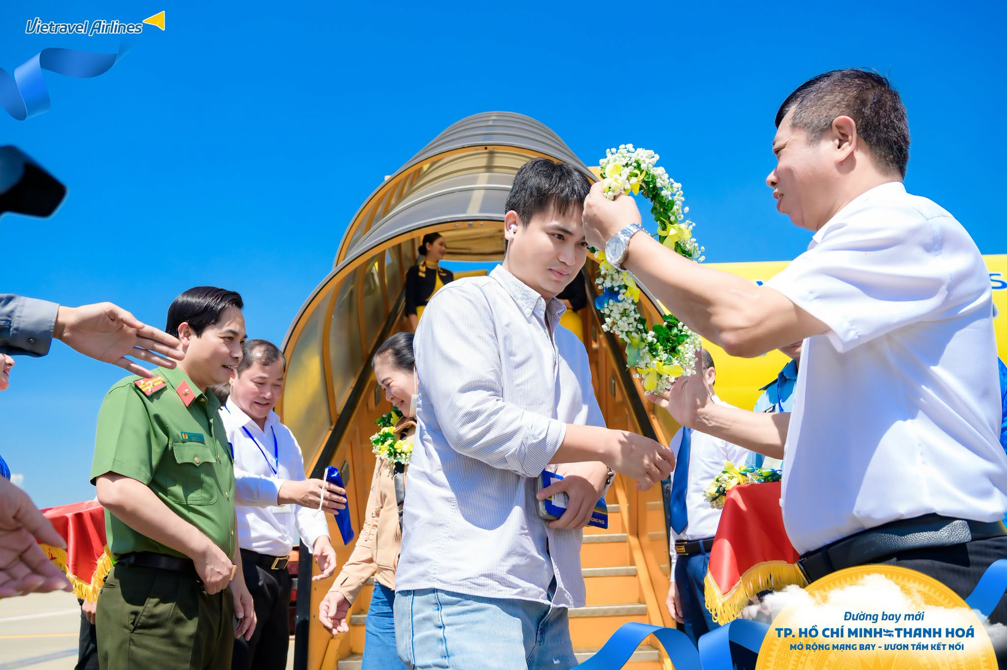 Đ&uacute;ng s&aacute;ng 1/10, chiếc Airbus đặc biệt chở hơn 100 h&agrave;nh kh&aacute;ch hạ c&aacute;nh s&acirc;n bay Thanh H&oacute;a, Gi&aacute;m đốc cảng h&agrave;ng kh&ocirc;ng trực tiếp c&oacute; mặt - Ảnh 2.