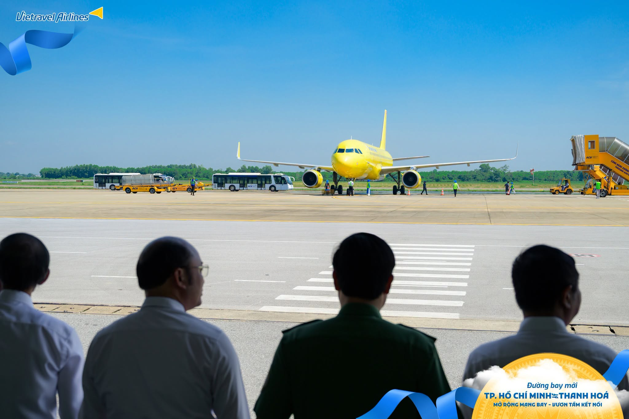Đ&uacute;ng s&aacute;ng 1/10, chiếc Airbus đặc biệt chở hơn 100 h&agrave;nh kh&aacute;ch hạ c&aacute;nh s&acirc;n bay Thanh H&oacute;a, Gi&aacute;m đốc cảng h&agrave;ng kh&ocirc;ng trực tiếp c&oacute; mặt - Ảnh 6.