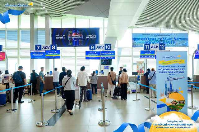 Đ&uacute;ng s&aacute;ng 1/10, chiếc Airbus đặc biệt chở hơn 100 h&agrave;nh kh&aacute;ch hạ c&aacute;nh s&acirc;n bay Thanh H&oacute;a, Gi&aacute;m đốc cảng h&agrave;ng kh&ocirc;ng trực tiếp c&oacute; mặt - Ảnh 7.