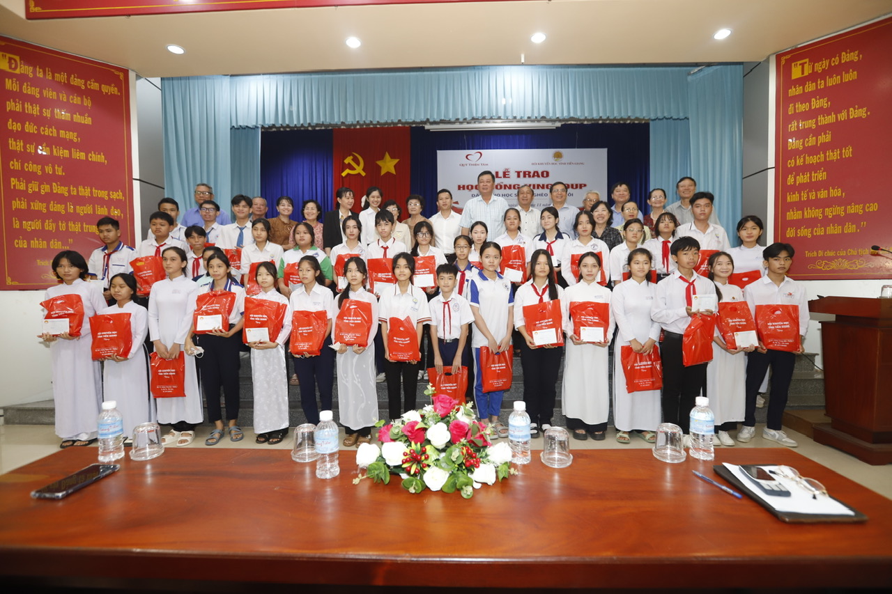 Quỹ Thiện Tâm trao Học bổng Vingroup cho các em học sinh vượt khó học giỏi tại Đồng Tháp.