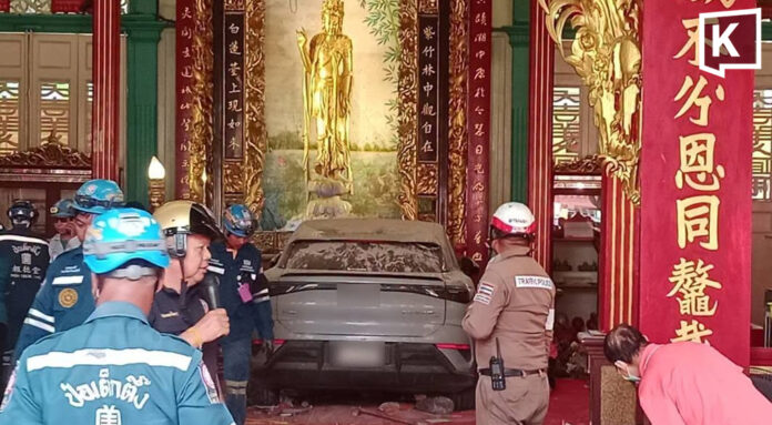 Ô tô điện lao thẳng vào đền Quan Âm ở Bangkok khiến nhiều người bị thương - Ảnh 1. Ô tô điện lao thẳng vào đền Quan Âm ở Bangkok khiến nhiều người bị thương - Ảnh 1.