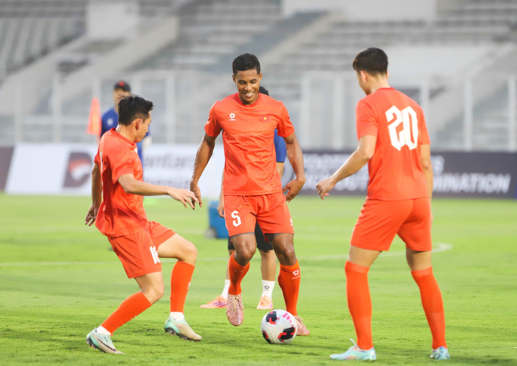 Đội hình Việt Nam vs Pakistan: HLV Kim Sang-sik cất hết dàn nhập tịch, dùng 4 Việt kiều? - Ảnh 2. Đội hình Việt Nam vs Pakistan: HLV Kim Sang-sik cất hết dàn nhập tịch, dùng 4 Việt kiều? - Ảnh 2.