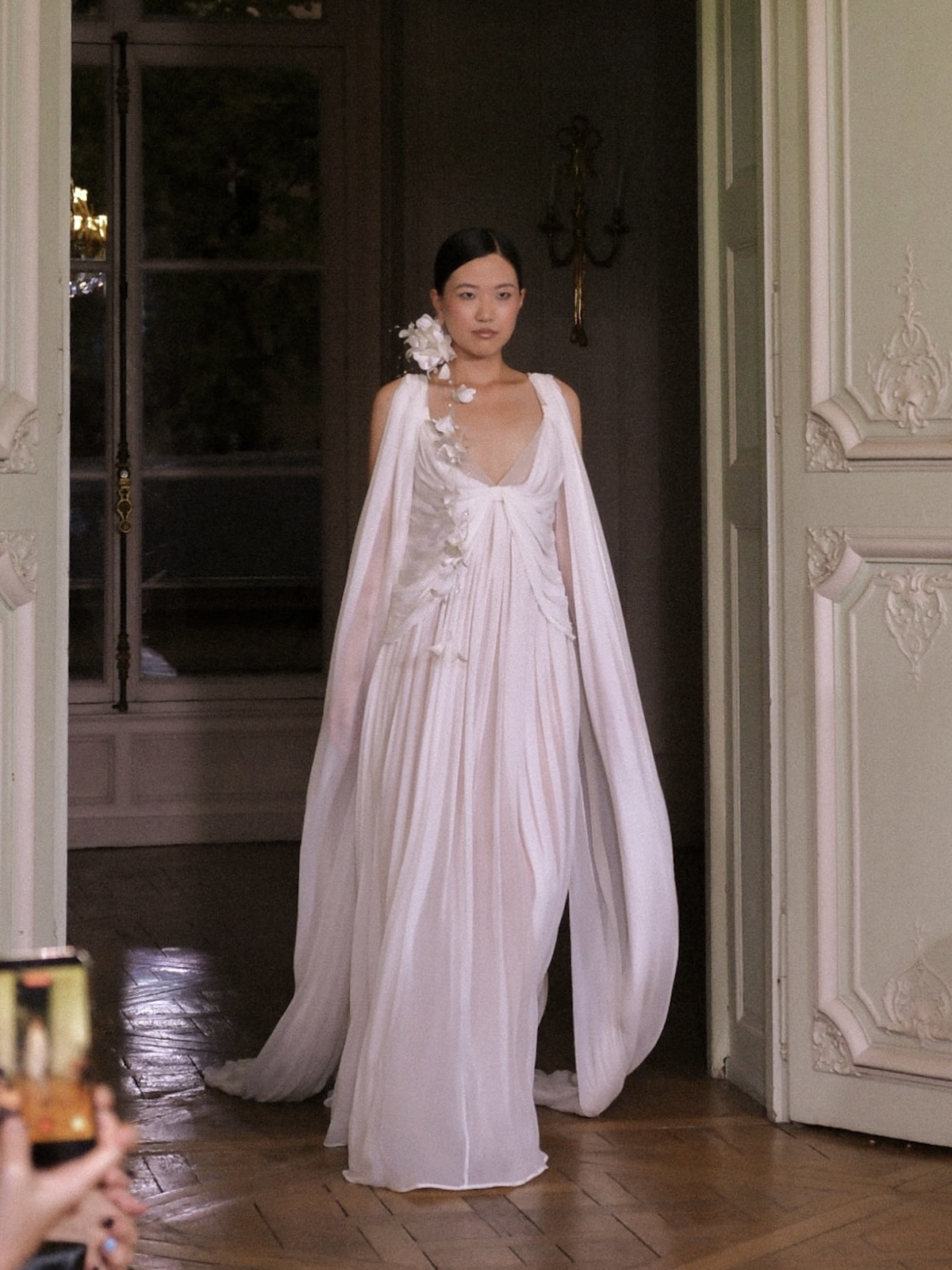 NTK Nguyễn Phúc Tuấn mang "cơn mưa Huế" lên sàn diễn Paris - Ảnh 5. NTK Nguyễn Phúc Tuấn mang "cơn mưa Huế" lên sàn diễn Paris - Ảnh 5.