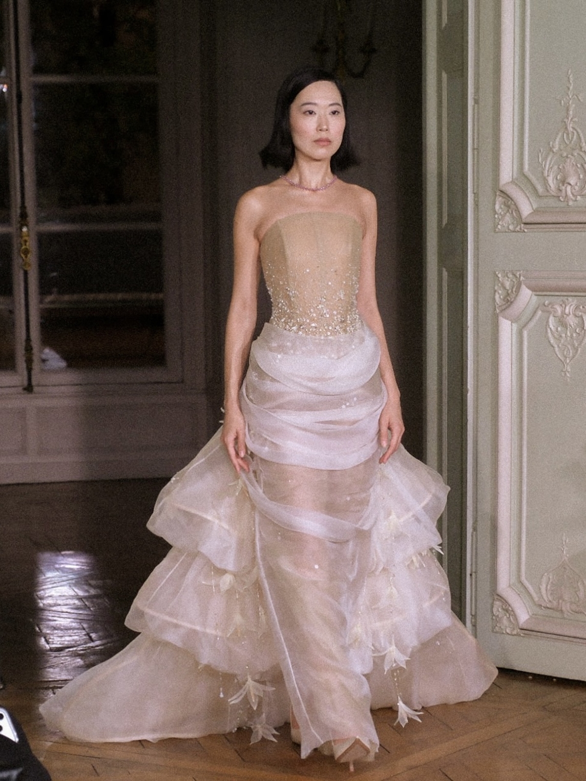 NTK Nguyễn Phúc Tuấn mang "cơn mưa Huế" lên sàn diễn Paris - Ảnh 2. NTK Nguyễn Phúc Tuấn mang "cơn mưa Huế" lên sàn diễn Paris - Ảnh 2.