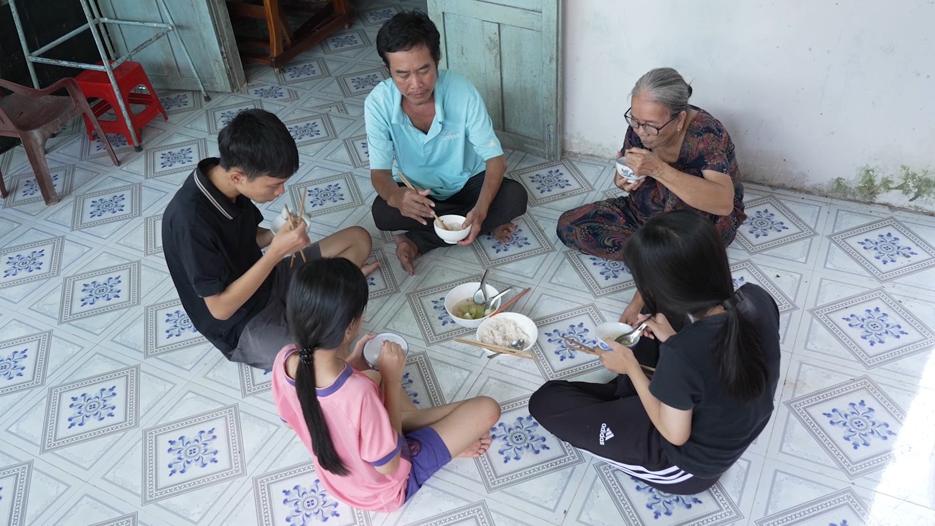 Diễn viên Sam bật khóc khi nghe ước mơ của em nhỏ Lâm Ngọc Nhi trong chương trình Mái ấm gia đình Việt - Ảnh 1. Diễn viên Sam bật khóc khi nghe ước mơ của em nhỏ Lâm Ngọc Nhi trong chương trình Mái ấm gia đình Việt - Ảnh 1.