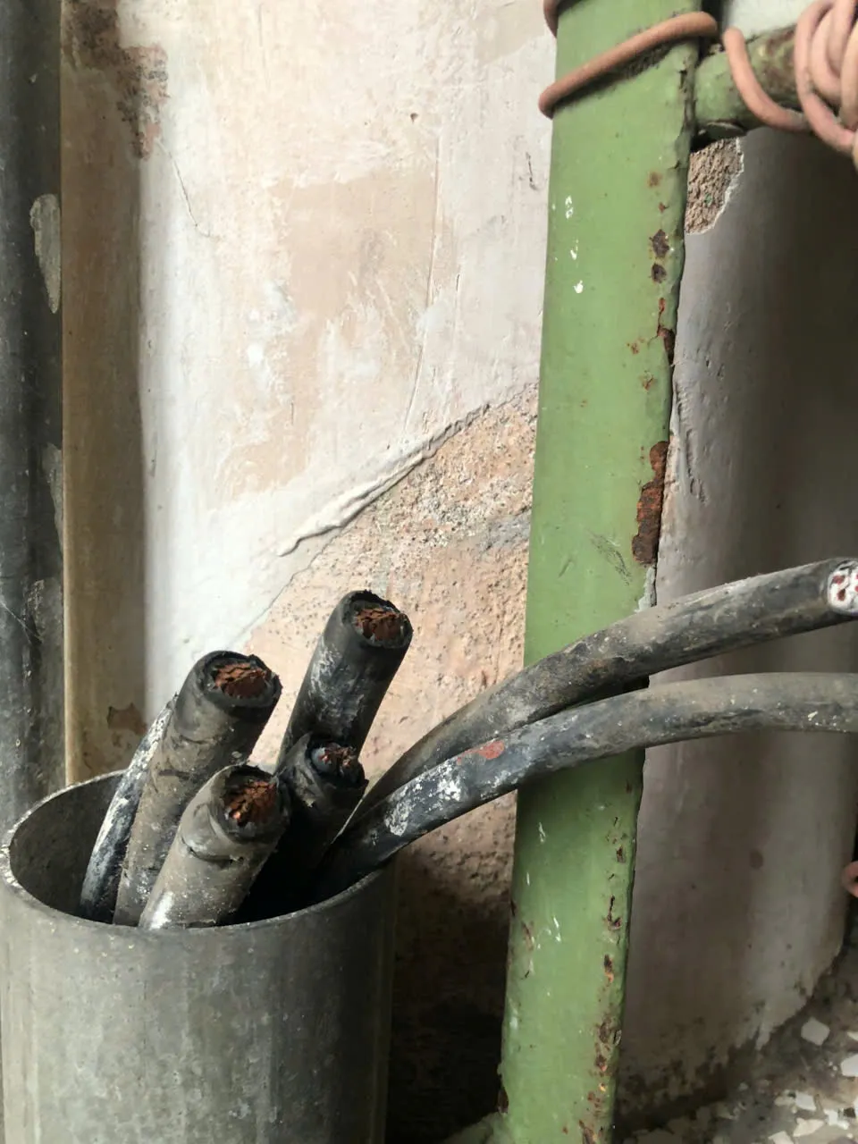 Sân Long An thay đổi giờ thi đấu do sự cố trụ đèn bị cắt trộm dây điện - Ảnh 3.