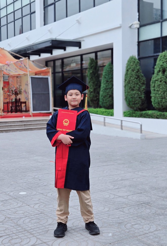 Con trai Mạnh Trường trổ t&agrave;i rửa hết cả "n&uacute;i" b&aacute;t đĩa, b&agrave; x&atilde; nam diễn vi&ecirc;n "thả th&iacute;nh": "Con d&acirc;u tương lai đ&atilde; y&ecirc;n t&acirc;m chưa?" - Ảnh 4.