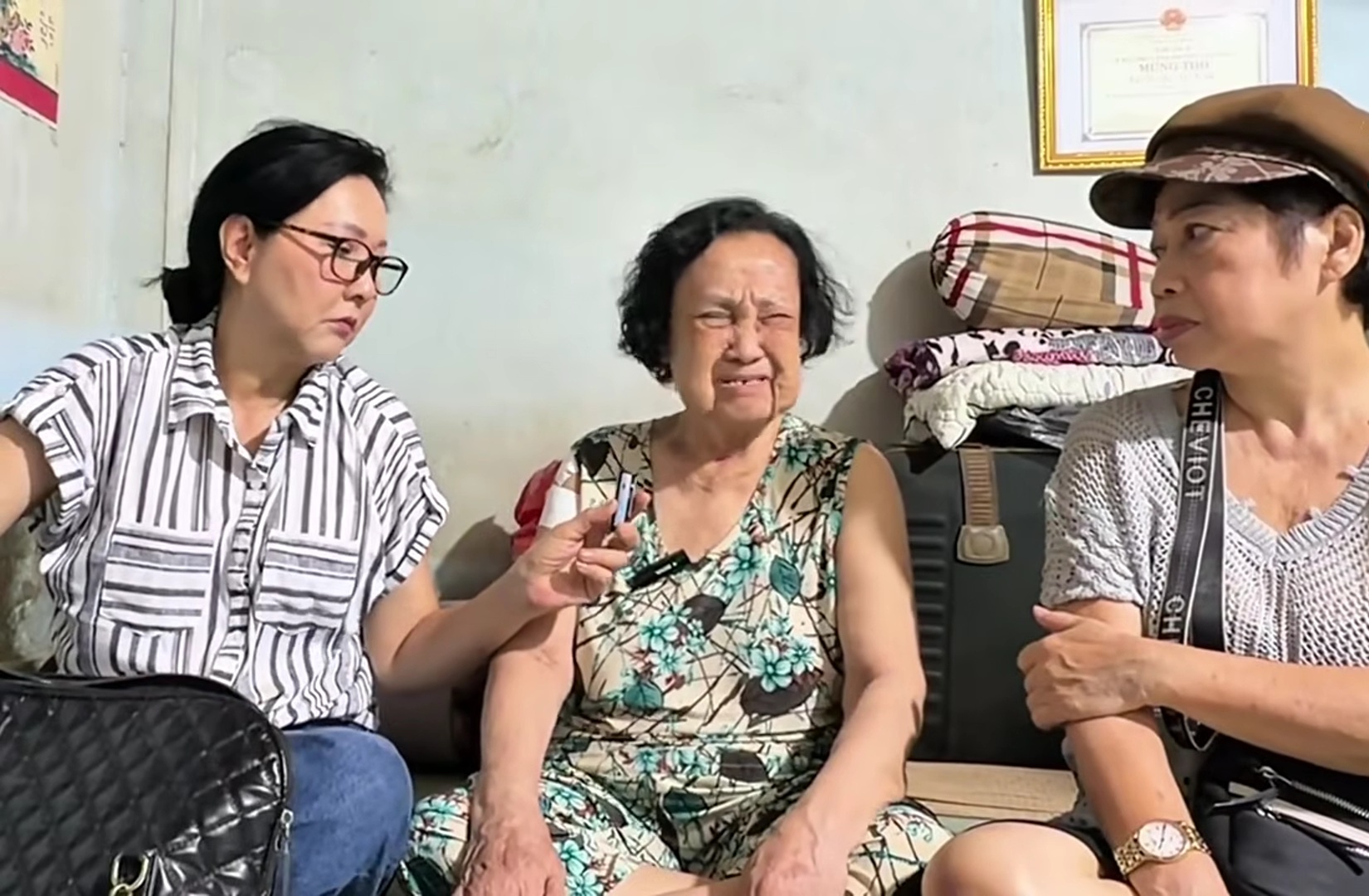 Nữ nghệ sĩ Hoa Mỹ Hạnh bật kh&oacute;c: Kh&oacute; khăn chồng chất trong cuộc sống hiện tại - Ảnh 2.