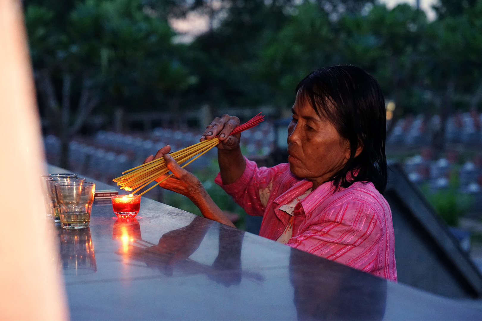 Người phụ nữ 40 năm chăm s&oacute;c liệt sĩ hy sinh tại nghĩa trang liệt sĩ H&oacute;c M&ocirc;n - Ảnh 5.