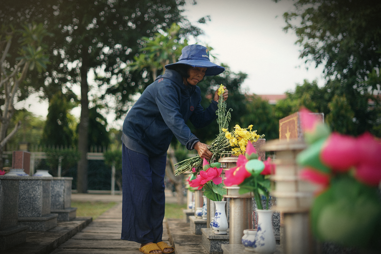 Người phụ nữ 40 năm chăm s&oacute;c liệt sĩ hy sinh tại nghĩa trang liệt sĩ H&oacute;c M&ocirc;n - Ảnh 8.
