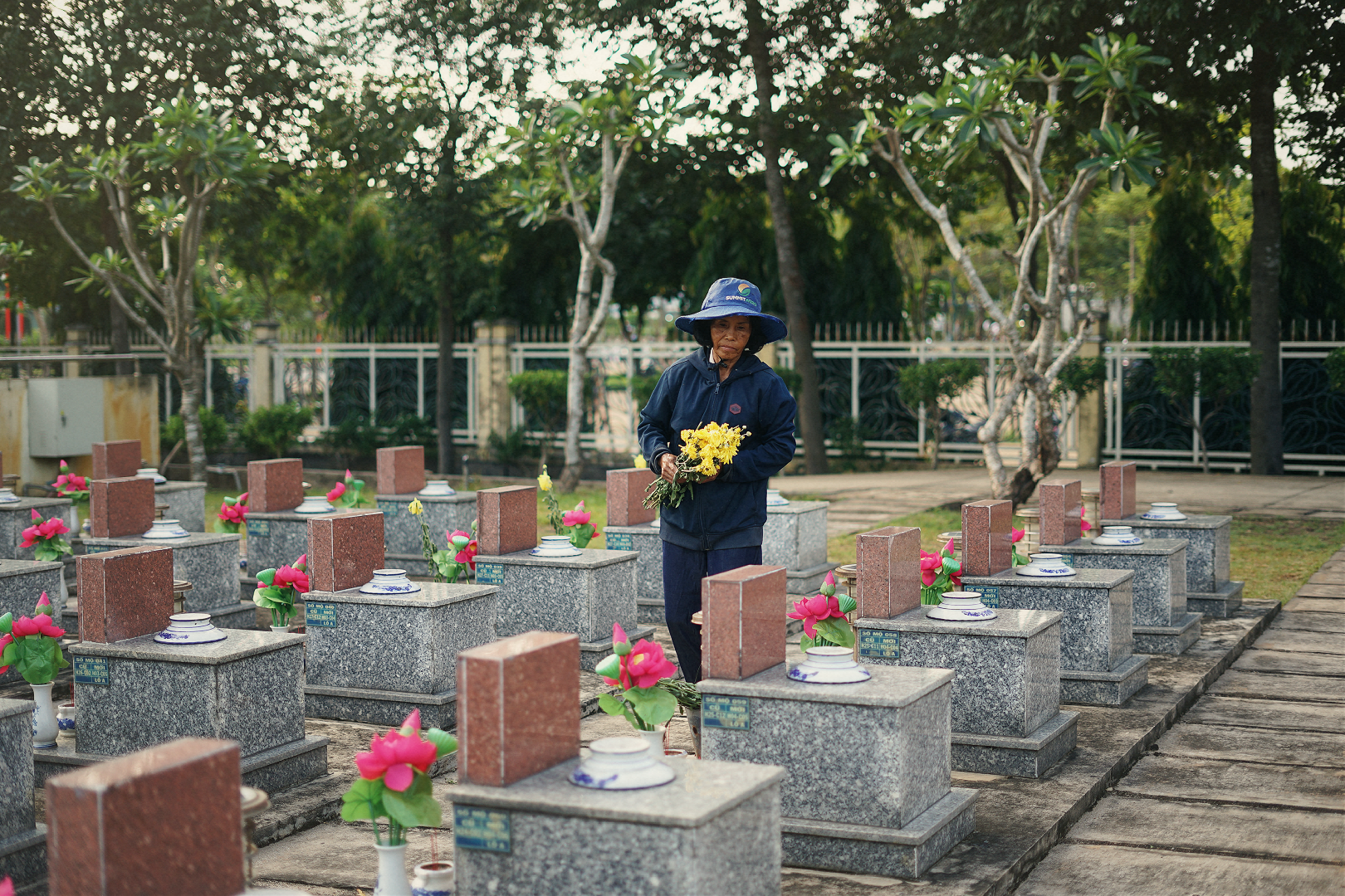 Người phụ nữ 40 năm chăm s&oacute;c liệt sĩ hy sinh tại nghĩa trang liệt sĩ H&oacute;c M&ocirc;n - Ảnh 9.