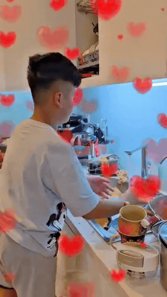 Con trai Mạnh Trường trổ t&agrave;i rửa hết cả "n&uacute;i" b&aacute;t đĩa, b&agrave; x&atilde; nam diễn vi&ecirc;n "thả th&iacute;nh": "Con d&acirc;u tương lai đ&atilde; y&ecirc;n t&acirc;m chưa?" - Ảnh 1.