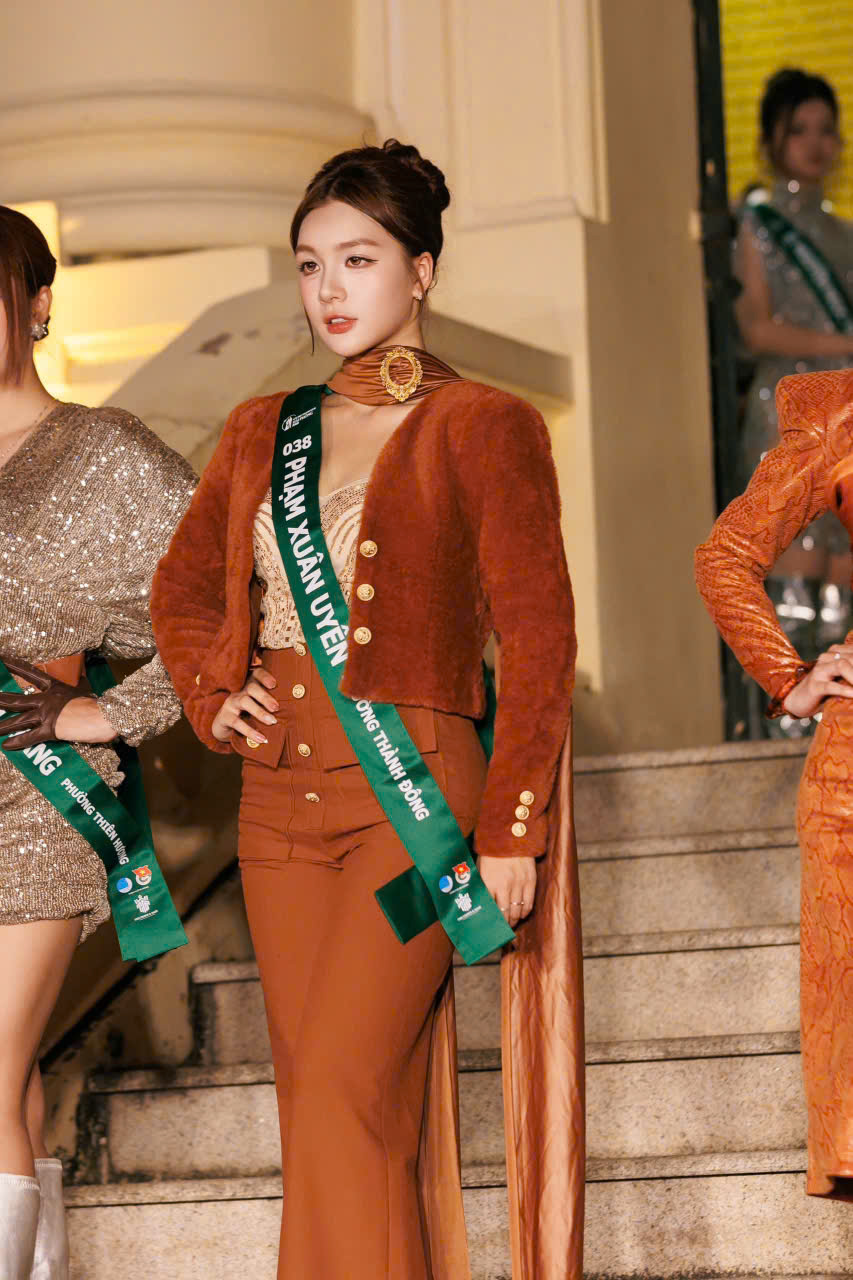 Nữ sinh 18 tuổi Phạm Xu&acirc;n Uy&ecirc;n: Từ t&igrave;nh y&ecirc;u &aacute;o d&agrave;i đến danh hiệu Đại sứ Dạ hội - Ảnh 1.