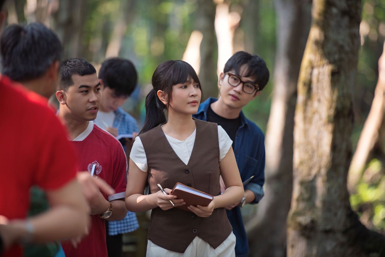 Nguyễn Duy&ecirc;n Quỳnh ra mắt MV Dưới cờ Tổ quốc anh về: "T&ocirc;i đ&atilde; rơi nước mắt v&igrave; từng c&acirc;u chữ" - Ảnh 2.