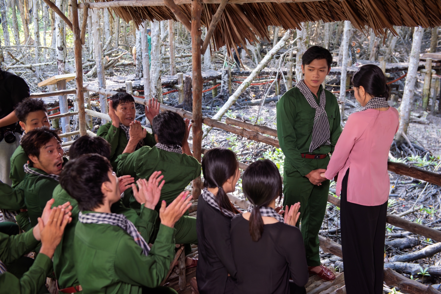 Nguyễn Duy&ecirc;n Quỳnh ra mắt MV Dưới cờ Tổ quốc anh về: "T&ocirc;i đ&atilde; rơi nước mắt v&igrave; từng c&acirc;u chữ" - Ảnh 6.