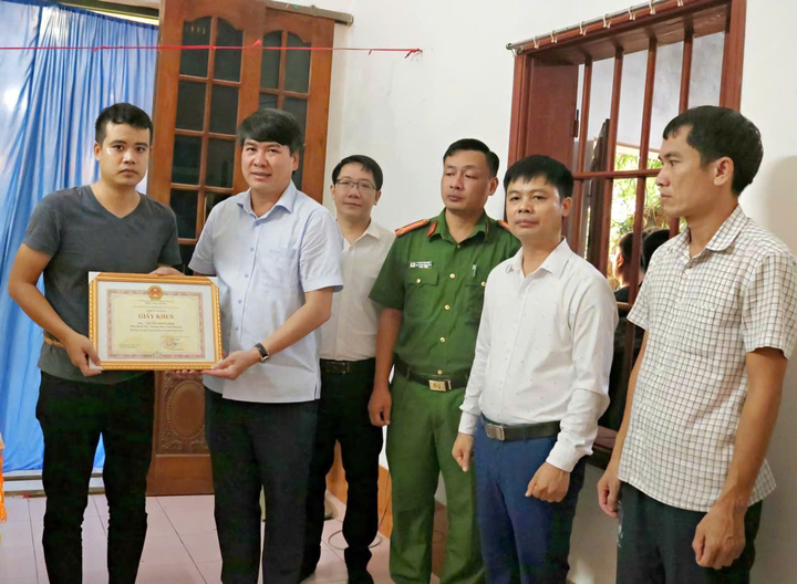 Giấy khen truy tặng cho ông Nguyễn Trọng Khải vì hành động dũng cảm cứu người ở Ninh Bình - Ảnh 1.
