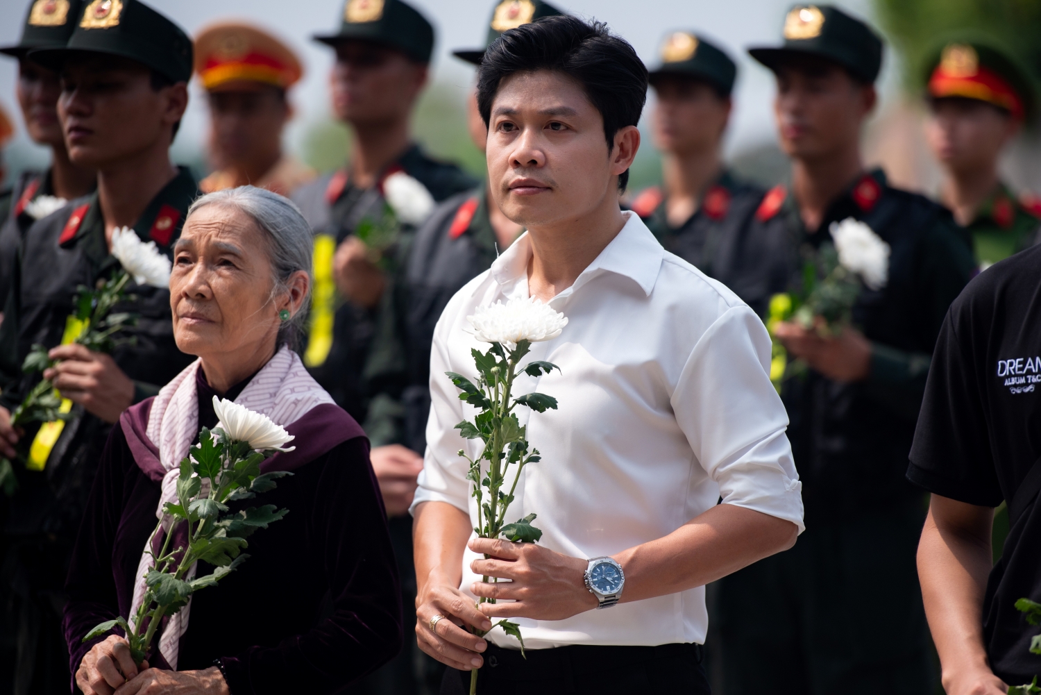 Nguyễn Duy&ecirc;n Quỳnh ra mắt MV Dưới cờ Tổ quốc anh về: "T&ocirc;i đ&atilde; rơi nước mắt v&igrave; từng c&acirc;u chữ" - Ảnh 3.