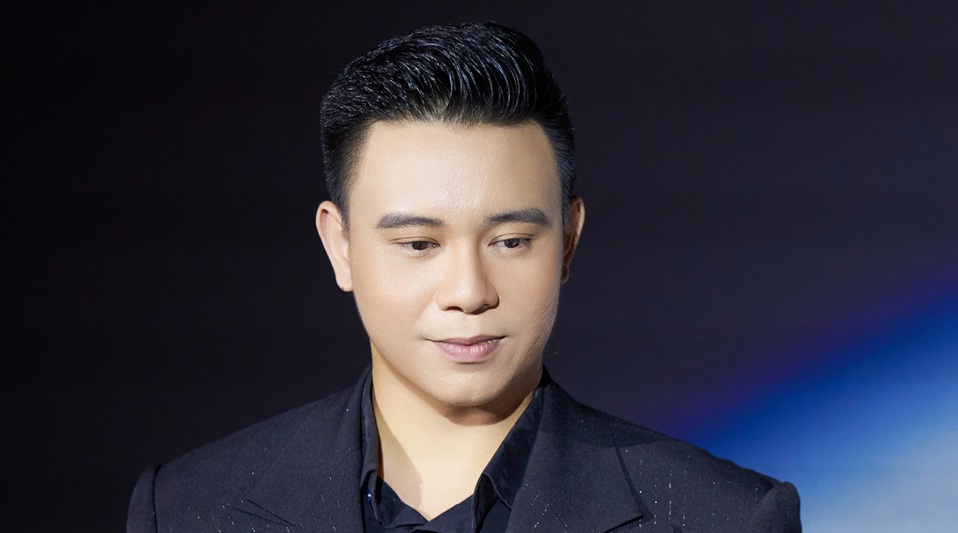 Đ&ocirc;ng H&ugrave;ng chia sẻ H&agrave;nh tr&igrave;nh kh&oacute; khăn v&agrave; t&igrave;nh y&ecirc;u vợ k&eacute;m 6 tuổi - Ảnh 2.