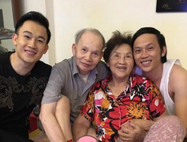 Em ruột Ho&agrave;i Linh đưa mẹ về Dầu Gi&acirc;y trước khi đi Mỹ - Ảnh 2.