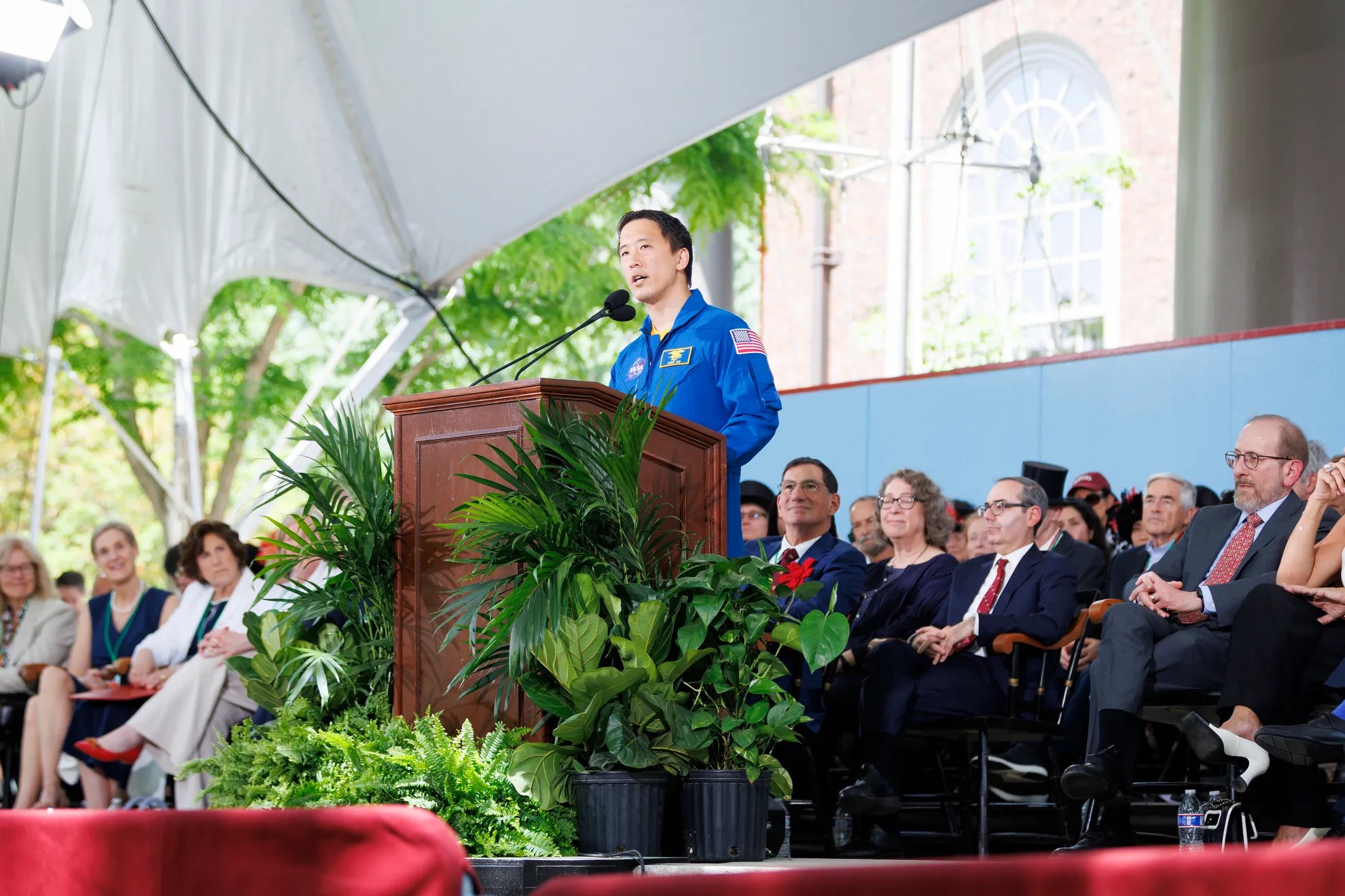 Hồ sơ ấn tượng của Jonny Kim: Navy SEAL , bác sĩ Harvard và phi hành gia NASA - Ảnh 4. Hồ sơ ấn tượng của Jonny Kim: Navy SEAL , bác sĩ Harvard và phi hành gia NASA - Ảnh 4.