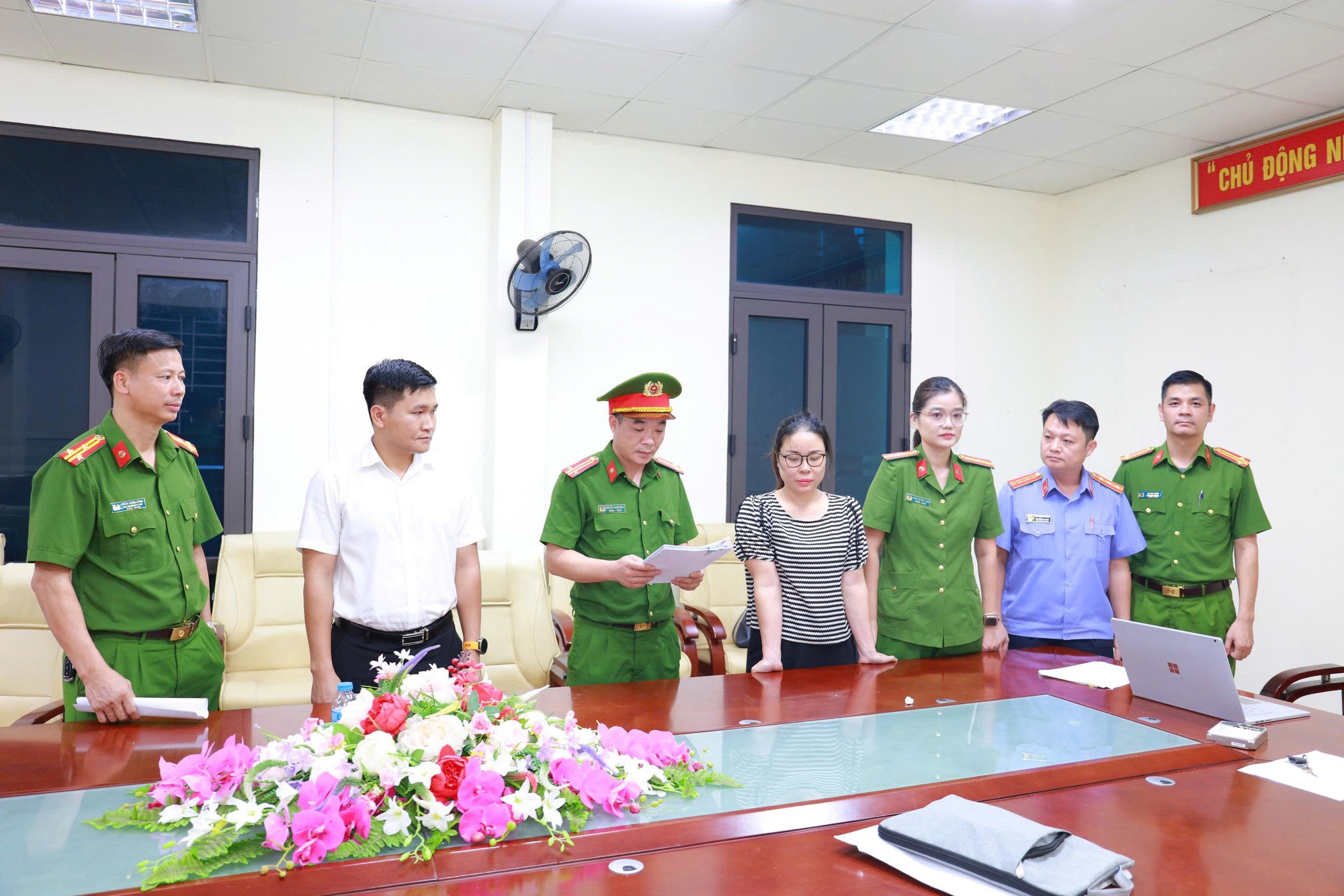 Khởi tố tham &ocirc; t&agrave;i sản đối với Ph&oacute; Gi&aacute;m đốc v&agrave; kế to&aacute;n ở L&agrave;o Cai năm 2026 - Ảnh 1.