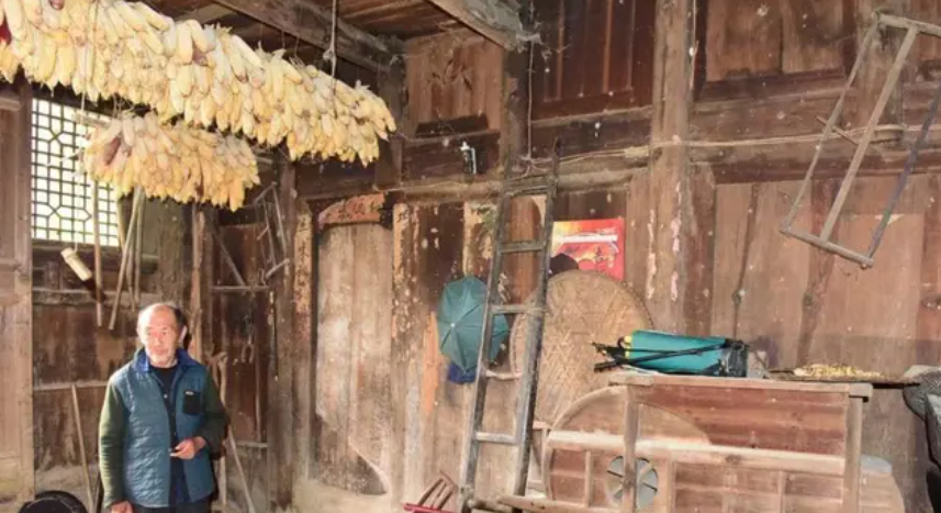 Ph&aacute;t hiện ng&ocirc;i nh&agrave; gỗ 400 năm tuổi gi&aacute; trị 3 . 000 Tỷ đồng Kh&ocirc;ng thể ph&aacute; - Ảnh 1.