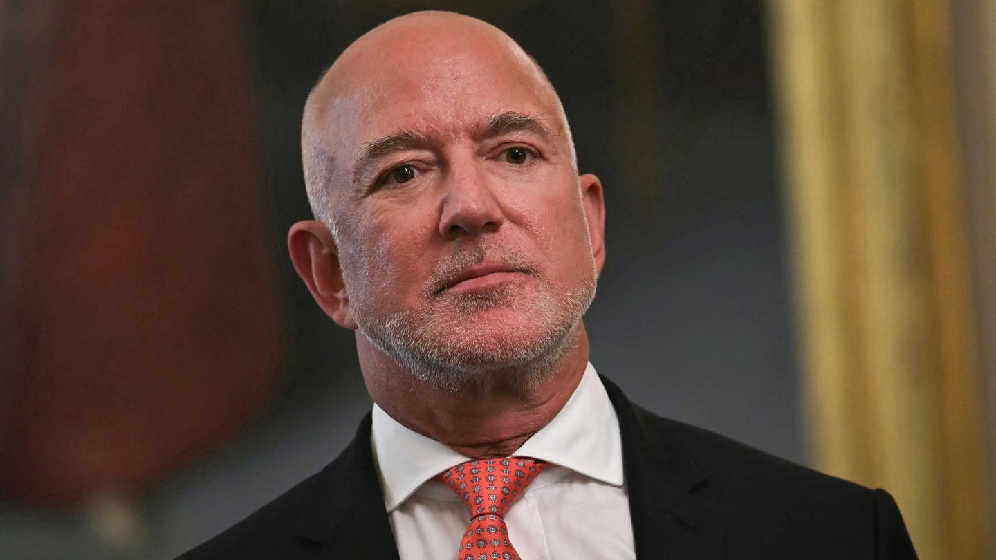 Jeff Bezos dự báo AI giúp giảm tuần làm việc , mỗi gia đình một người đi làm - Ảnh 2. Jeff Bezos dự báo AI giúp giảm tuần làm việc , mỗi gia đình một người đi làm - Ảnh 2.